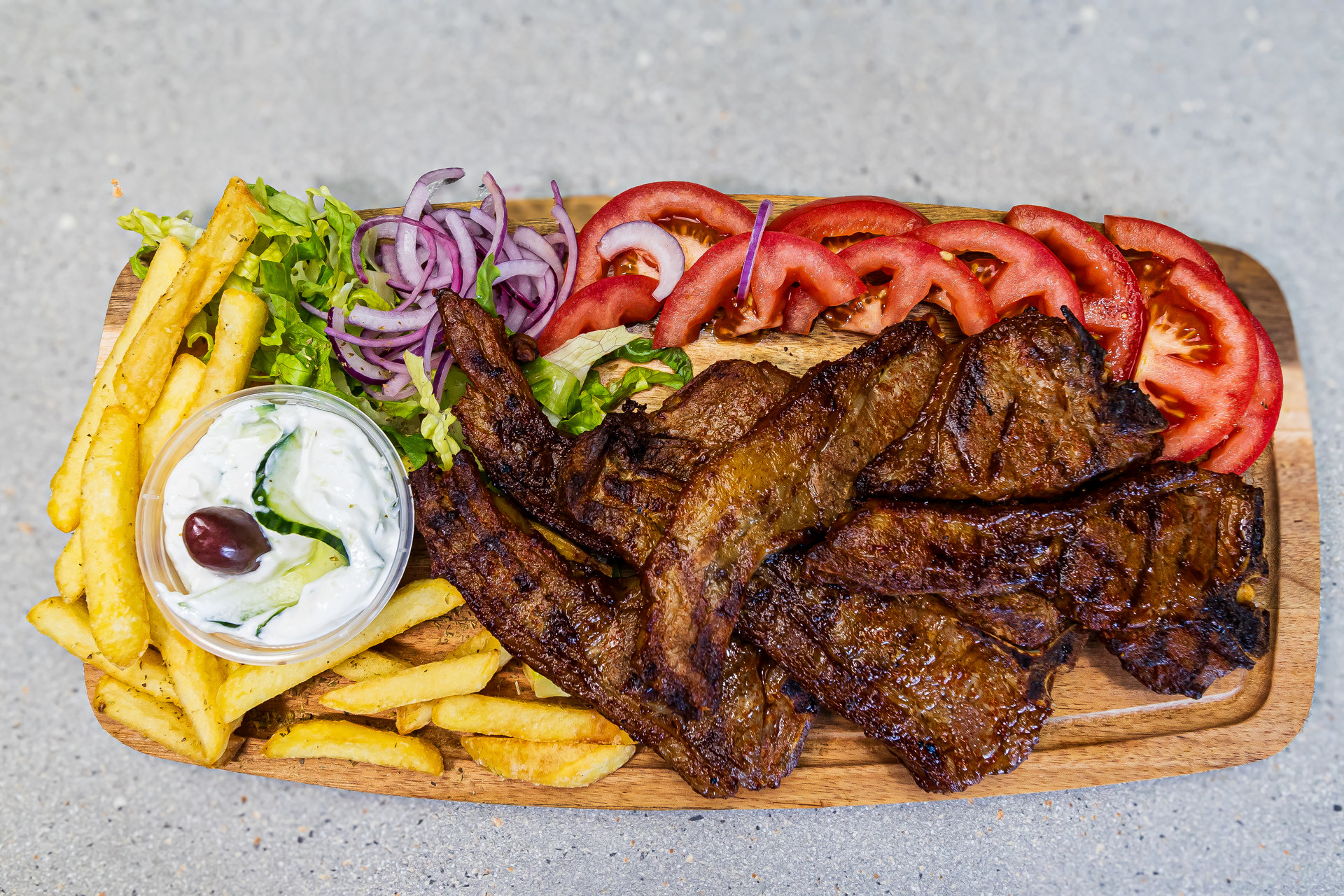 4 grilled lamb chops served with pitta bread, french fries and homemade tzatziki – Cristina's Greek Souvlaki Daventry